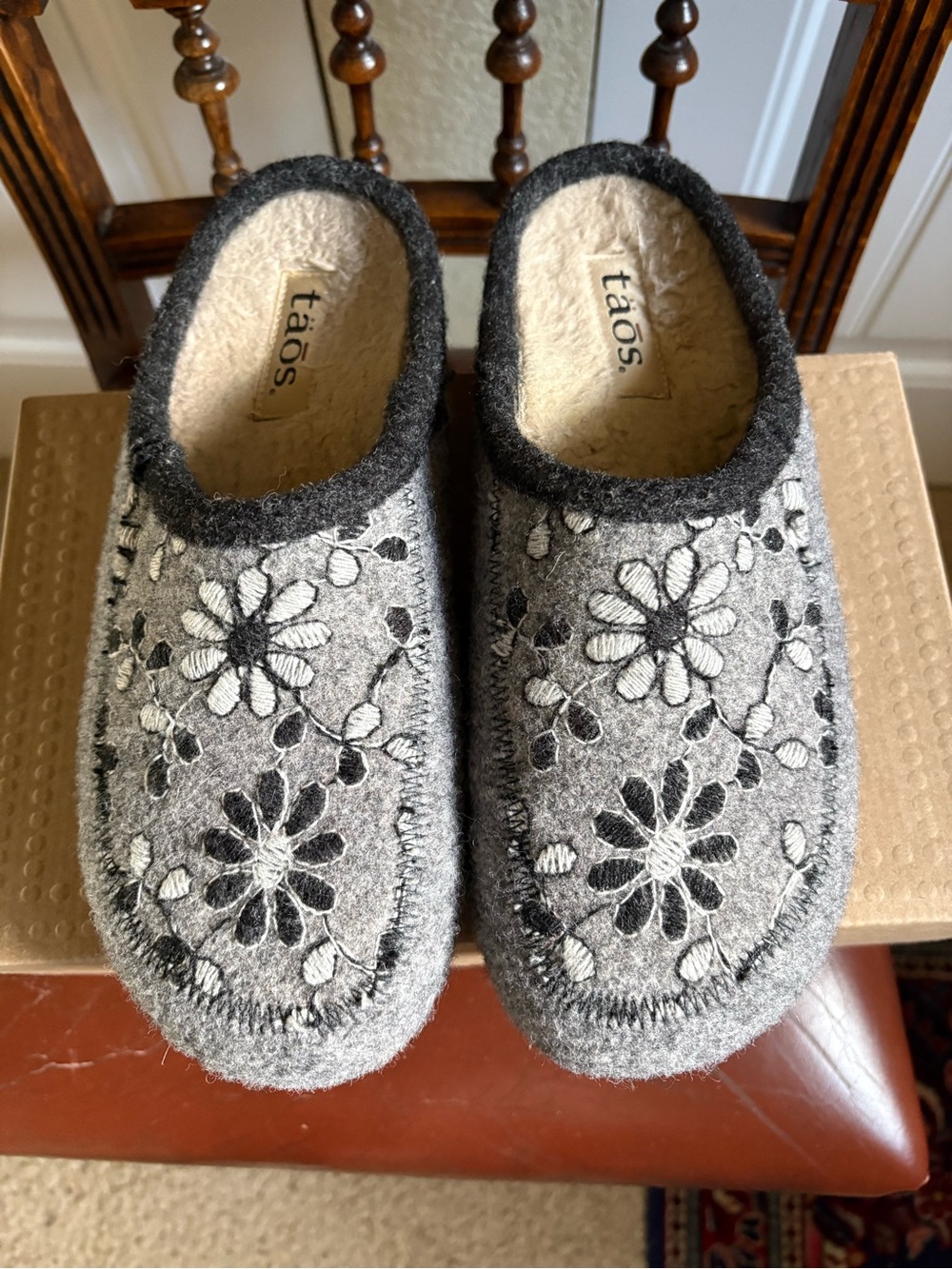 Taos Woolderness Pearl Gray Floral Embroidered Wool Slip-On Clogs, US 8.5